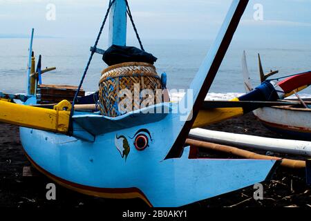 INDONESIEN, BALI, LEBIH, STRAND MIT FISCHERBOOTEN AUS HOLZ, SCHLEIFE WIE FISCH Stockfoto