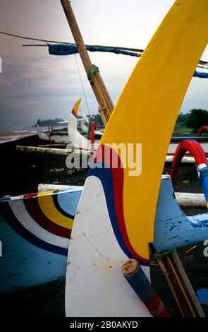 INDONESIEN, BALI, LEBIH, STRAND MIT FISCHERBOOTEN AUS HOLZ, RÜCKSEITE DES BOOTES, RUDER Stockfoto