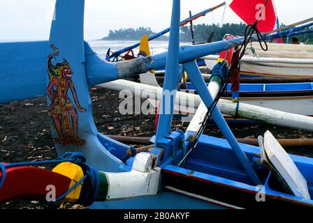 INDONESIEN, BALI, LEBIH, STRAND MIT FISCHERBOOTEN AUS HOLZ, RÜCKSEITE DES BOOTES, RUDER Stockfoto