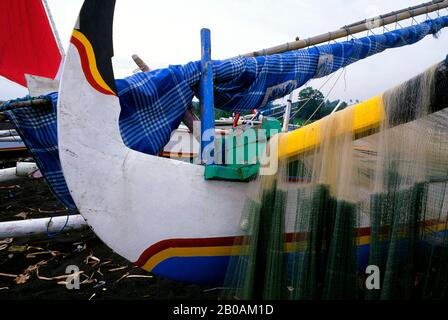 INDONESIEN, BALI, LEBIH, STRAND MIT FISCHERBOOTEN AUS HOLZ, FISCHFANG NET TROCKNEN Stockfoto