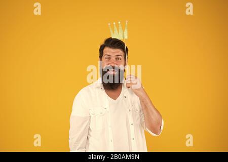 Ich geburtstag Überraschungen. royal Stil. brutale bärtiger Mann König. Kostüm Party. Happy Birthday. Hipster stand Requisiten gelben Hintergrund. bereit für Spaß. bärtiger Mann party Krone. König der Partei. Stockfoto