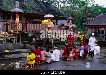 INDONESIEN, BALI, KLEINER TEMPEL, TEMPELZEREMONIE, MENSCHEN, DIE BETEN Stockfoto