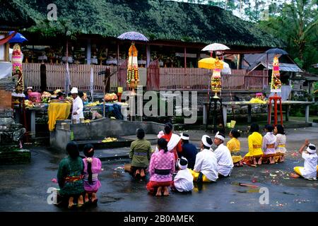 INDONESIEN, BALI, KLEINER TEMPEL, TEMPELZEREMONIE, MENSCHEN, DIE BETEN Stockfoto