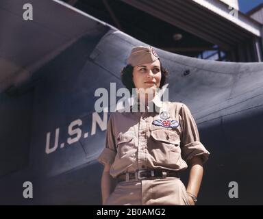 Frau Eloise J. Ellis wurde vom öffentlichen Dienst zum leitenden Vorgesetzten in der Montage- und Reparaturabteilung auf der Naval Air Base, Corpus Christi, Texas, USA, Foto von Howard R. Hollem, U.S. Office of war Information, August 1942 ernannt Stockfoto