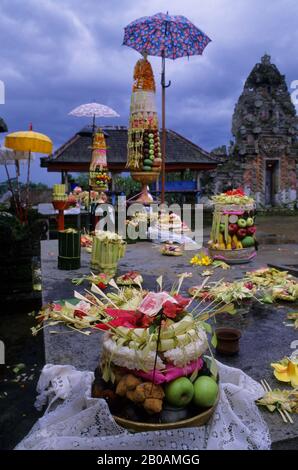 INDONESIEN, BALI, KLEINER TEMPEL, TEMPELFEIER, OPFERGABEN Stockfoto