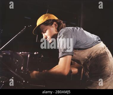 Drehmaschine für die Bearbeitung Von Teilen für Transportflugzeuge, Consolidated Aircraft Corporation, Fort Worth, Texas, USA, Foto von Howard R. Hollem, U.S. Office of war Information, Oktober 1942 Stockfoto