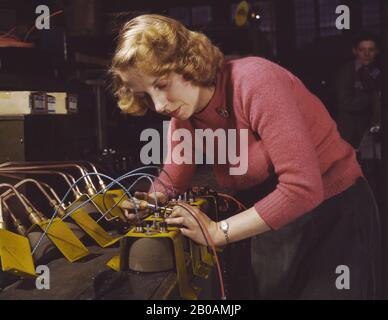 Lucile Mazurek, 29 Jahre alt, Ex-Hausfrau, Ehemann, der in den Dienst geht, arbeitet an Black-Out-Lampen, die auf Benzinanhängern der Luftwaffe, Heil and Co., Milwaukee, Wisconsin, USA, Foto von Howard R. Hollem, U.S. Office of war Information, Februar 1943 verwendet werden sollen Stockfoto