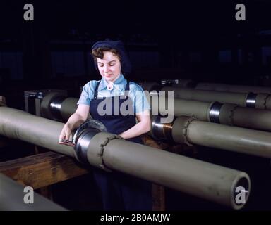 Gist Inspektor, Frau Mary Betchner inspiziert einen von 25 Cuttern auf Grate, bevor sie ihn in 105 mm einsteckt. Howitzer, Chain Belt Co., Milwaukee, Wisconsin, USA, Foto von Howard R. Hollem, U.S. Office of war Information, Februar 1943 Stockfoto