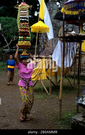 INDONESIEN, BALI, KLEINER TEMPEL, ZEREMONIE, FRAU MIT ANGEBOT Stockfoto