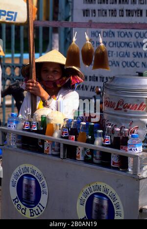 VIETNAM, HO CHI MINH CITY (SAIGON), STREET-SZENE, MÄDCHEN, DIE WESTLICHE ERFRISCHUNGSGETRÄNKE VERKAUFEN Stockfoto