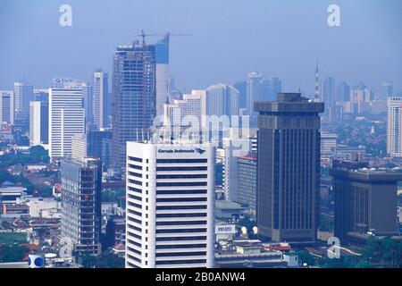 INDONESIEN, JAKARTA, MERDEKA PLATZ, NATIONALDENKMAL (MONAS), BLICK AUF DIE STADT VON OBEN Stockfoto