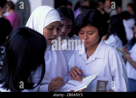 INDONESIEN, JAKARTA, MERDEKA PLATZ, SCHULKINDER, MUSLIMISCHES MÄDCHEN Stockfoto