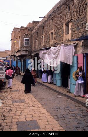 JEMEN, SANA'A, ALTSTADT, SOUK (MARKT), VERSCHLEIERTE FRAU Stockfoto