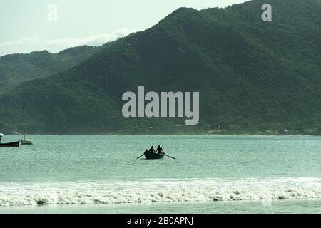 Silhouette eines Ruderbootes am Strand, am Strand Pantano do Sul, in Florianopolis, Brasilien. Stockfoto