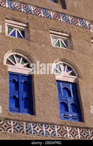 JEMEN, IN DER NÄHE VON HABBAN, DORF, LEHMZIEGELHAUS, FENSTER Stockfoto