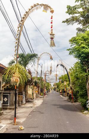 Penjor - Strethratter Bambusstangen für Galunga-Feier des balinesischen Hinduismus. Insel Bali, Indonesien. Vertikales Bild. Stockfoto