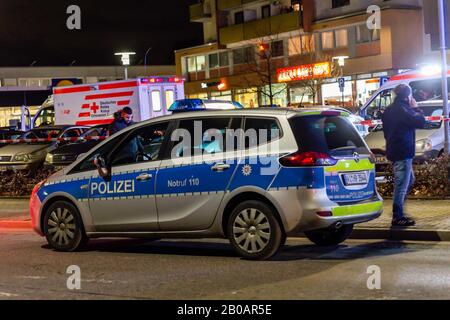 Hanau, Deutschland. Februar 2020 EIN Polizeifahrzeug am Ort eines Schussunfalls in Hanau, Deutschland, 20. Februar, zu sehen. 2020. Acht Menschen seien bei zwei Schießereien in der westdeutschen Stadt Hanau am Mittwochabend getötet worden, bestätigte die örtliche Polizei. (Foto von Heiko Hahnenstein/Wiesbaden112/Handout über Xinhua) Credit: Xinhua/Alamy Live News Stockfoto