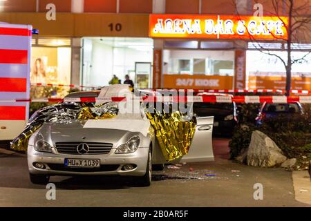 Hanau, Deutschland. Februar 2020 Foto aufgenommen am 20. Februar. 2020 zeigt den Ort eines Schussunfalls in Hanau. Acht Menschen seien bei zwei Schießereien in der westdeutschen Stadt Hanau am Mittwochabend getötet worden, bestätigte die örtliche Polizei. (Foto von Heiko Hahnenstein/Wiesbaden112/Handout über Xinhua) Credit: Xinhua/Alamy Live News Stockfoto