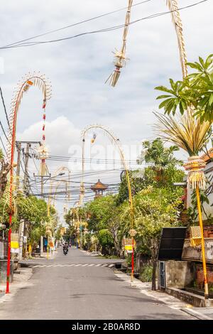 Penjor - Strethratter Bambusstangen für Galunga-Feier des balinesischen Hinduismus. Insel Bali, Indonesien. Vertikales Bild. Stockfoto