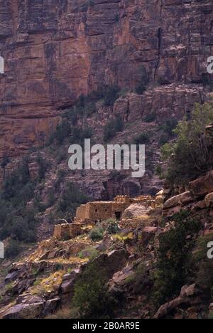 SAUDI-ARABIEN, IN DER NÄHE VON ABHA, HABALA, BLICK AUF DAS CLIFFSIDE HOUSE Stockfoto