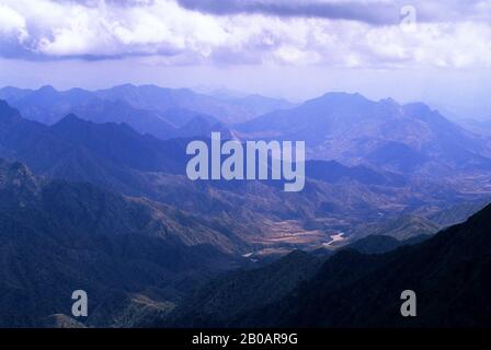 SAUDI-ARABIEN, IN DER NÄHE VON ABHA, HABALA, BLICK AUF DAS TAL, ASIR-BERGE Stockfoto