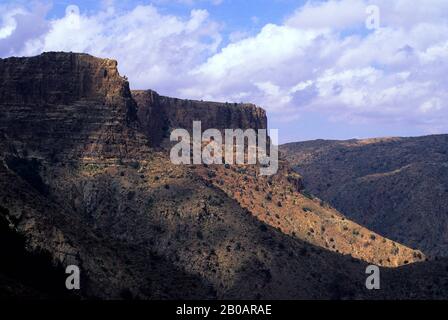 SAUDI-ARABIEN, IN DER NÄHE VON ABHA, ASIR-NATIONALPARK, HABALA-DORF, CANYON WALL Stockfoto