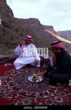 SAUDI-ARABIEN, IN DER NÄHE VON ABHA, HABALA DORF, KAFFEEHAUS, SAUDISCHE MÄNNER TRINKEN KAFFEE Stockfoto