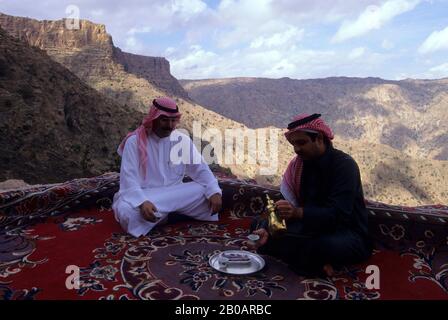 SAUDI-ARABIEN, IN DER NÄHE VON ABHA, HABALA DORF, KAFFEEHAUS, SAUDISCHE MÄNNER TRINKEN KAFFEE Stockfoto