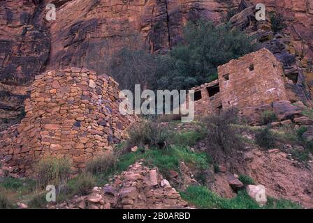 SAUDI-ARABIEN, IN DER NÄHE VON ABHA, ASIR-NATIONALPARK, HABALA-DORF, CLIFFSIDE HOUSE Stockfoto