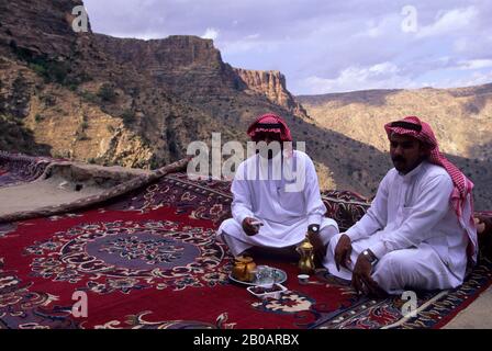 SAUDI-ARABIEN, IN DER NÄHE VON ABHA, HABALA DORF, KAFFEEHAUS, SAUDISCHE MÄNNER TRINKEN KAFFEE Stockfoto