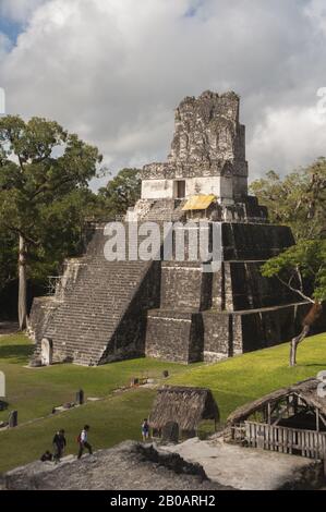 Guatemala, Tikal-Nationalpark, Gran Plaza, Templo II, Tempel Der Masken, 8. Chr.; UNESCO-Weltkulturerbe Stockfoto