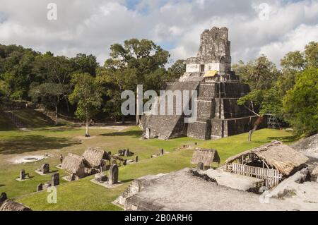 Guatemala, Tikal-Nationalpark, Gran Plaza, Templo II, Tempel Der Masken, 8. Chr.; UNESCO-Weltkulturerbe Stockfoto