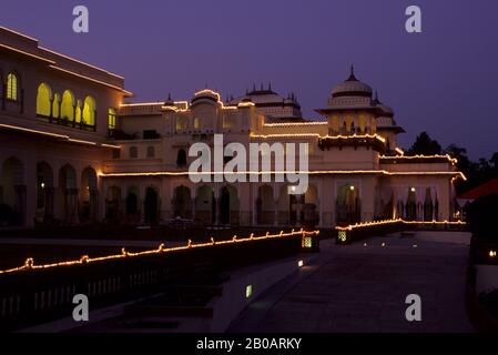 INDIEN, JAIPUR, HOTEL RAMBAGH PALACE, EIN EHEMALIGER PALAST DES MAHARAJAS VON JAIPUR, NACHTS Stockfoto