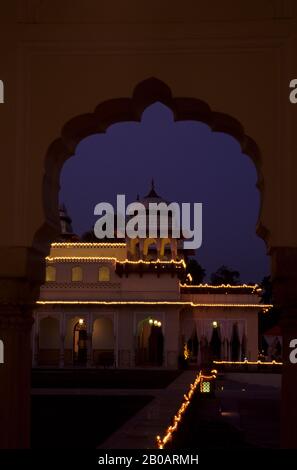 INDIEN, JAIPUR, HOTEL RAMBAGH PALACE, EIN EHEMALIGER PALAST DES MAHARAJAS VON JAIPUR, NACHTS Stockfoto