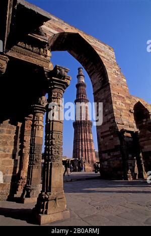INDIEN, DELHI, QUTUB MINAR, AUFGESTELLT FÜR DAS JAHR 1199, (SIEGESTURM) Stockfoto