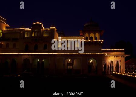 INDIEN, JAIPUR, HOTEL RAMBAGH PALACE, EIN EHEMALIGER PALAST DES MAHARAJAS VON JAIPUR, NACHTS Stockfoto