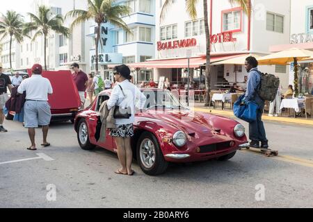 Am Art Deco Weekend in Miami Beach, USA, stehen die Menschen um einen alten TVR Vixen Showwagen herum Stockfoto