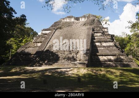 Guatemala, Tikal-Nationalpark, Mundo Perdido, Verlorene Weltpyramide, 700 v. Chr., älteste in Tikal, Talud-Tablero-Architektur; UNESCO-Weltkulturerbe Stockfoto