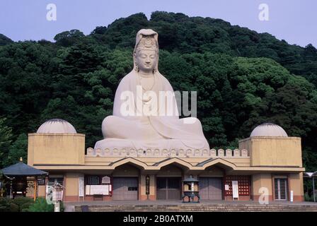 JAPAN, KYOTO, GION DISTRICT, RYOZEN KANNON TEMPEL, RIESIGE BUDDHA-STATUE Stockfoto