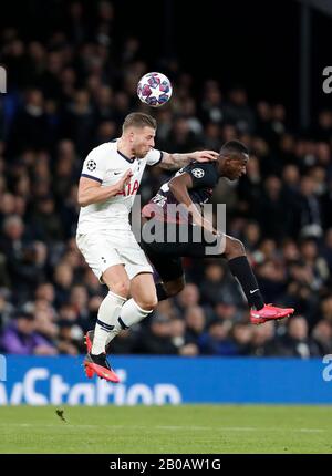 London, Großbritannien. Feb. 2020. Tottenham Hotspur's Toby Alderweireld (L) Vies mit RB Leipzig Amadou Haidara während der UEFA Champions League Runde 16 1. Spiel zwischen Tottenham Hotspur und RB Leipzig im Tottenham Hotspur Stadium in London, Großbritannien am 19. Februar 2020. Credit: Han Yan/Xinhua/Alamy Live News Stockfoto