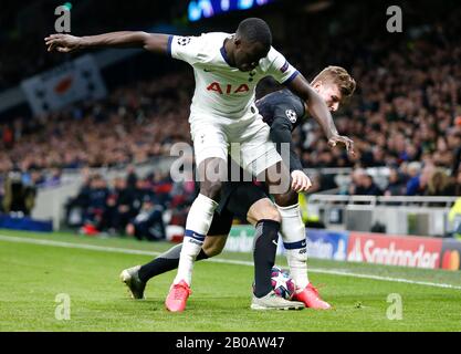 London, Großbritannien. Feb. 2020. Tottenham Hotspurs Davinson Sanchez (L) Vies mit Timo Werner von RB Leipzig während der UEFA Champions League-Runde des 16. Beinspiels zwischen Tottenham Hotspur und RB Leipzig im Tottenham Hotspur Stadium in London, Großbritannien am 19. Februar 2020. Credit: Han Yan/Xinhua/Alamy Live News Stockfoto