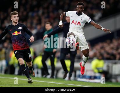 London, Großbritannien. Feb. 2020. Der Serge Aurier (R) von Tottenham Hotspur mit Timo Werner von RB Leipzig während der UEFA Champions League-Runde vom 16. Spiel der 1. Etappe zwischen Tottenham Hotspur und RB Leipzig im Tottenham Hotspur Stadium in London, Großbritannien am 19. Februar 2020. Credit: Han Yan/Xinhua/Alamy Live News Stockfoto