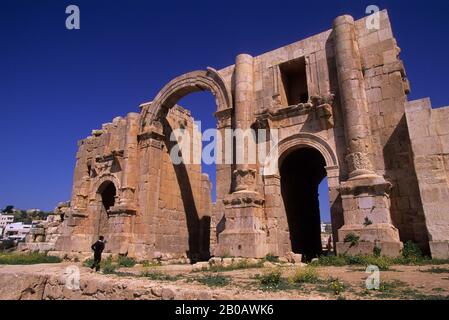 JORDANIEN, JERASH, ALTE RÖMISCHE STADT, HADRIANS TRIUMPHBOGEN Stockfoto