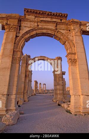 SYRIEN, PALMYRA, ALTE RÖMISCHE STADT, TRIUMPHBOGEN UND KOLONNADENSTRASSE Stockfoto