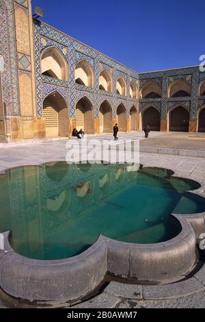 IRAN, ESFAHAN, MASJED-E JAME MOSCHEE, POOL Stockfoto