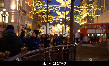 U-Bahn-Station Piccadilly am Abend - LONDON, ENGLAND - 10. DEZEMBER 2019 Stockfoto