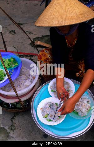 VIETNAM, HOI AN, STRASSENSZENE, KÜCHE, FRAU BEREITET ESSEN ZU Stockfoto