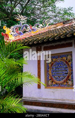 VIETNAM, HUE, ZITADELLE, THAILÄNDISCHES HOA-PALAST (HÖCHSTER FRIEDEN), FENSTER UND DACH (DRACHE) Stockfoto