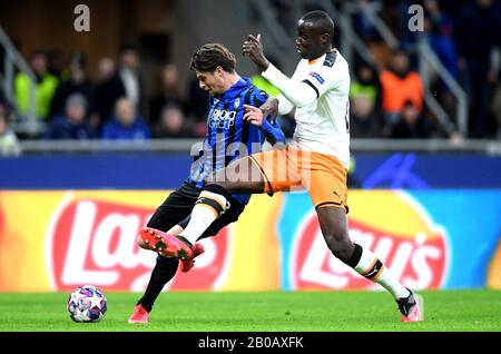 Mailand, Italien. Feb. 2020. Atalantas Hans Hateboer (L) erzielt sein zweites Tor während der UEFA Champions League-Runde mit 16 Spielen im ersten Durchgang zwischen Atalanta und Valencia in Mailand, Italien, 19. Februar 2020. Kredit: Alberto Lingria/Xinhua/Alamy Live News Stockfoto