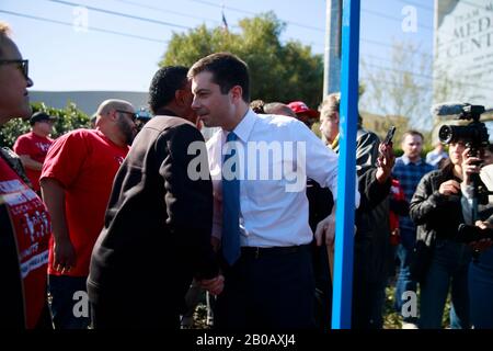 Las Vegas, Vereinigte Staaten. Feb. 2020. Der ehemalige Bürgermeister von South Bend Indiana und der demokratische Präsidentschaftskandidat hoffnungsvoll Pete Buttigieg kämpfen auf der Picket-Linie mit Mitgliedern der Culinary Workers Union Local 226 außerhalb des Palms Casino in Las Vegas. Credit: Sopa Images Limited/Alamy Live News Stockfoto